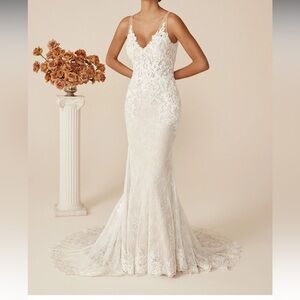 Elegant Ivory Lace Wedding Dress